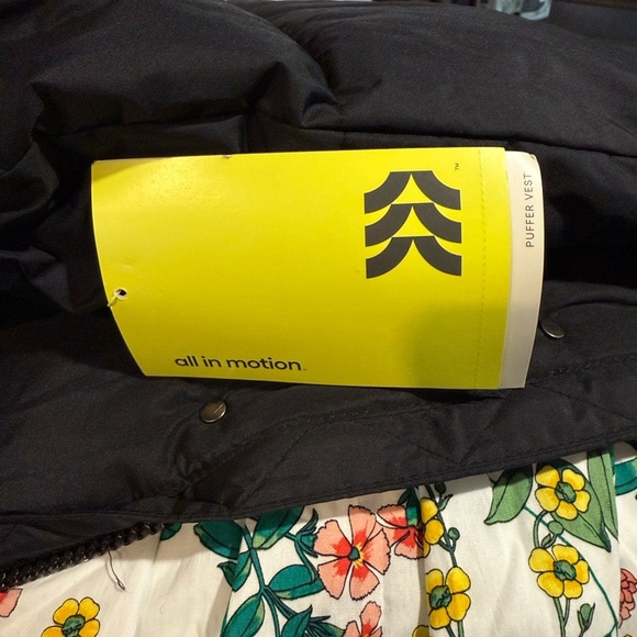 NWT All In Motion Black Puffer Vest size XS. Oversized to med - Picture 7 of 8